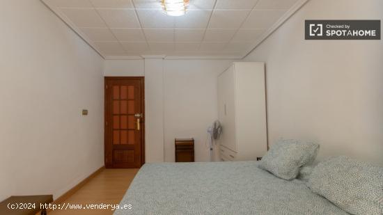 Se alquila habitación en piso de 5 habitaciones en Rascanya - VALENCIA