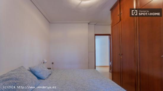 Se alquila habitación en piso de 5 habitaciones en Rascanya - VALENCIA