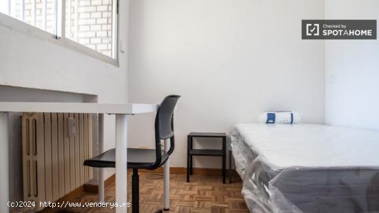 Se alquilan habitaciones en apartamento de 4 dormitorios en Latina - MADRID