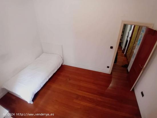  Se alquila habitación en piso de 3 dormitorios en Bilbao - VIZCAYA 