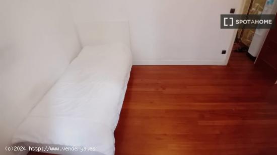 Se alquila habitación en piso de 3 dormitorios en Bilbao - VIZCAYA