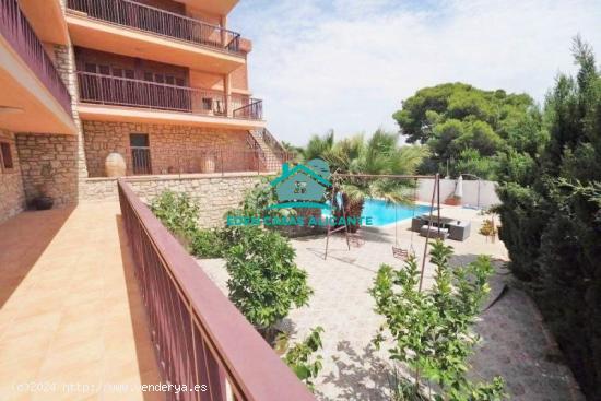 Chalet de lujo en Vistahermosa con 9 dormitorios y 8 baños piscina privada y amplia parcela - ALICA