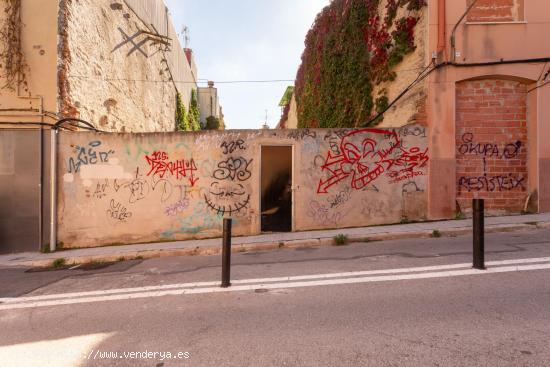 DUES CASES O UNA? AL CARRER DE L'ERA - BARCELONA