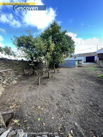 CASA CON GRAN TERRENO Y GARAJES - CACERES