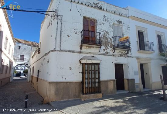 ESTUPENDA CASA EN BARRIO SAN JUAN - SEVILLA