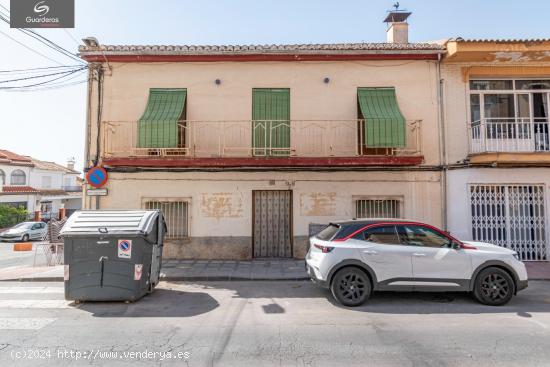  Casa en esquina en el centro de La Zubia - GRANADA 