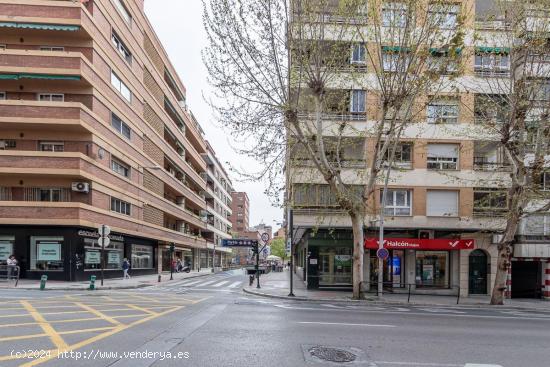 VENTA DE LOCAL COMERCIAL  EN AVENIDA  DOCTOR OLORIZ - GRANADA