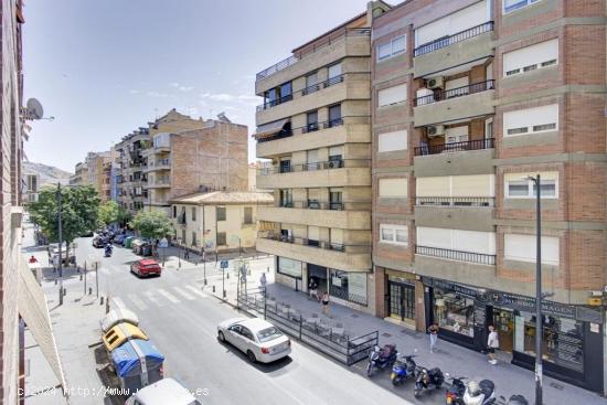  PISAZO CON CINCO DORMITORIOS, PLAZA DE GARAJE Y TRASTERO EN CALLE ALHAMAR - GRANADA 