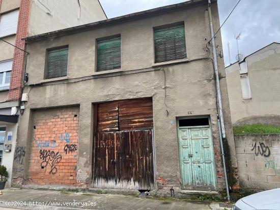  SE VENDE CASA PARA REFORMAR CON PEQUEÑO TERRENO EN C CHILE - LEON 