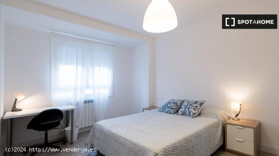 Se alquila habitación en piso de 4 dormitorios en Zaragoza - ZARAGOZA