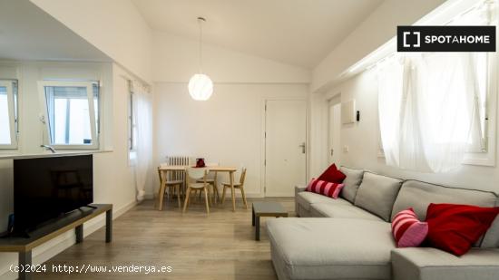 Se alquila habitación en piso de 4 dormitorios en Zaragoza - ZARAGOZA