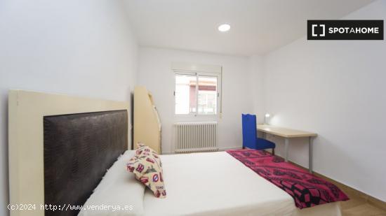 Se alquila habitación en apartamento de 3 dormitorios en Beiro - GRANADA