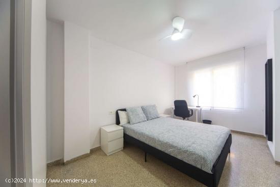  Habitaciones para alquilar en apartamento de 4 dormitorios en Granada - GRANADA 