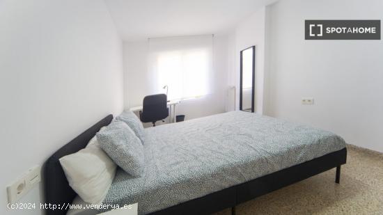 Habitaciones para alquilar en apartamento de 4 dormitorios en Granada - GRANADA