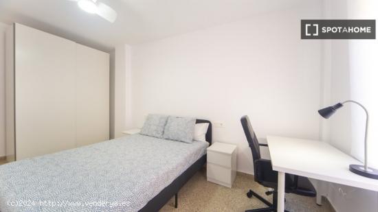 Habitaciones para alquilar en apartamento de 4 dormitorios en Granada - GRANADA