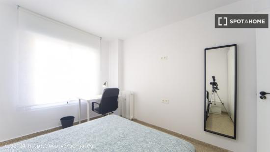 Habitaciones para alquilar en apartamento de 4 dormitorios en Granada - GRANADA