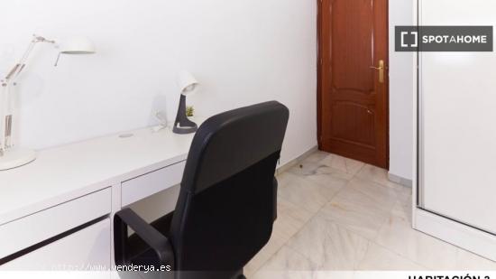 Se alquila habitación en piso compartido en Sevilla - SEVILLA