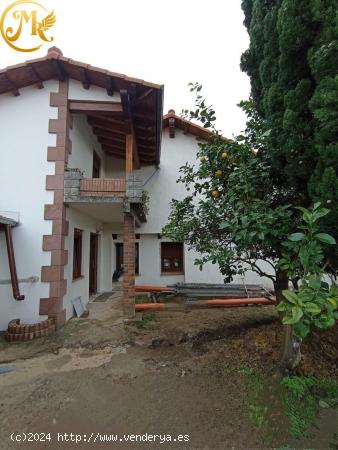 PARA REFORMAR. PAREADA EN ESQUINA. CON BONITO JARDÍN Y GARAJE INDEPENDIENTE. - CANTABRIA