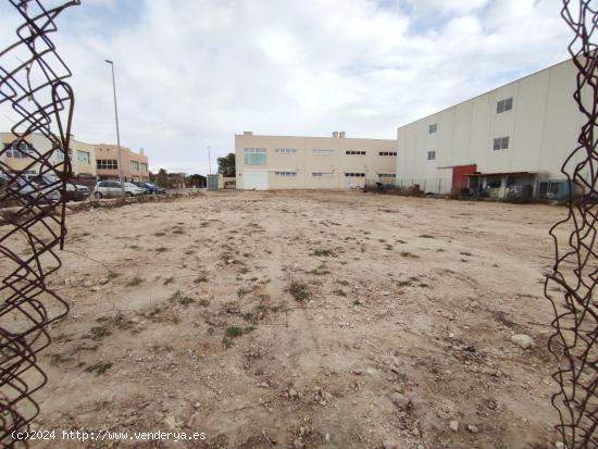 Parcela al lado del centro comercial Bahía de las Dunas (San Fulgencio) - ALICANTE