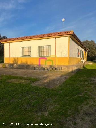 MAGNIFICA CASA CON TERRENO EN EL MANANTÍO!!! - BADAJOZ