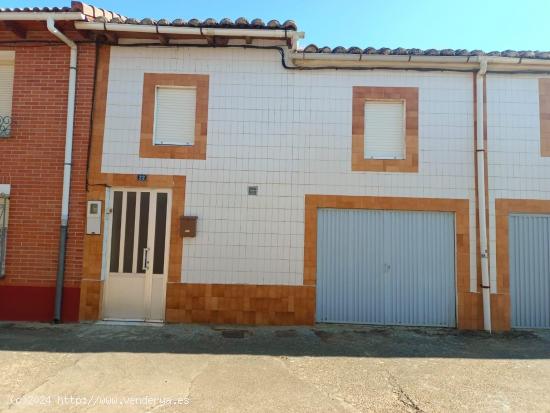  SE VENDE CASA EN MATANZA, DOS PLANTAS, COCINA, SALÓN, 4 HAB., BAÑO, PATIO, COCHERA, COCINA VERANO  