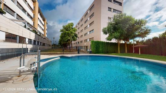  VIVIENDA PRÓXIMA A VIAL NORTE CON 3 DORM., BAÑO, ASEO, PISCINA, PISTA DE PADEL, COCHERA y TRASTERO 