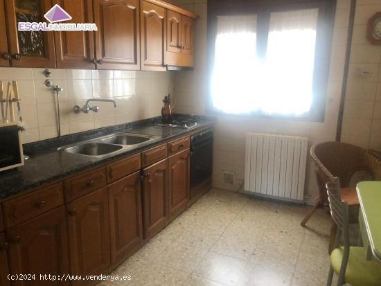 Se vende casa con jardín en Barbastro - HUESCA