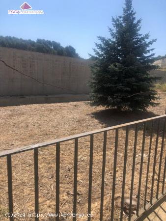 Se vende casa con jardín en Barbastro - HUESCA