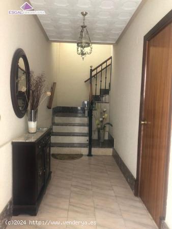 Se vende casa con jardín en Barbastro - HUESCA