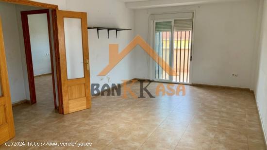 SE VENDE PISO EN LA GANGOSA - ALMERIA