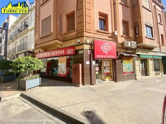  LOCAL COMERCIAL EN ESQUINA CON MAGNIFICA UBICACION EN PLAZA SANTA RITA - ALMERIA 