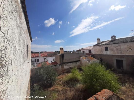 Gran casa con patio amplio en Malpartida de Cáceres - CACERES