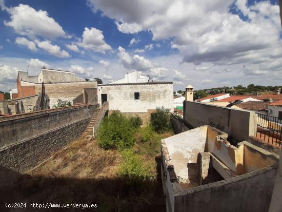 Gran casa con patio amplio en Malpartida de Cáceres - CACERES