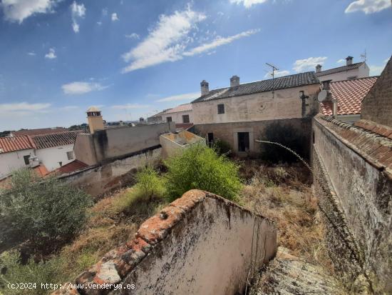 Gran casa con patio amplio en Malpartida de Cáceres - CACERES