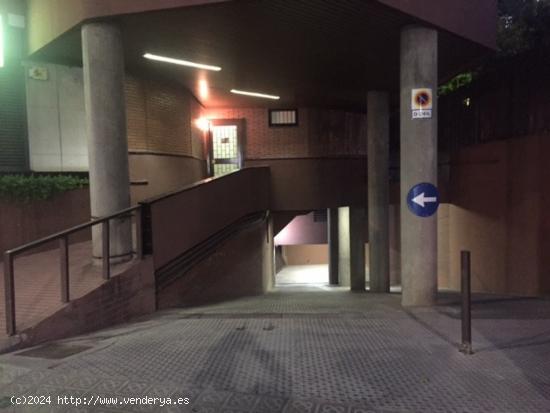 GRAN PLAZA DE PARKING EN EL PASEO DE LA BONANOVA - BARCELONA