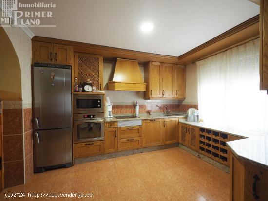 Chalet en ctra Alcazar, de 5 dorm, 3 baños, garaje, piscina y legalizado por solo 290.000 €. - CI