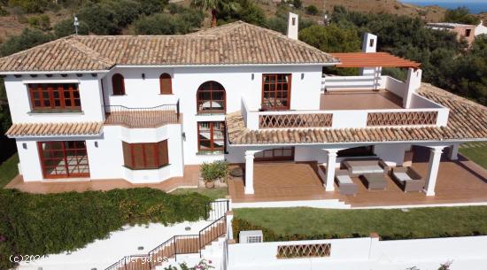 Espectacular villa independiente en urbanización privada en Valtocado - MALAGA