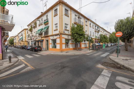  Piso hecho local haciendo esquina en la calle comercial del barrio de la Chana - GRANADA 