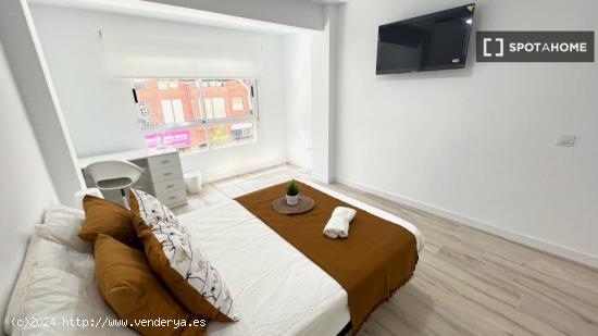 Amplia habitación con cama doble en apartamento de 5 dormitorios en Algiros, València - VALENCIA