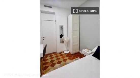 Se alquila habitación en piso de 4 dormitorios en Ópera, Madrid - MADRID