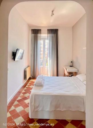  Se alquila habitación en piso de 4 dormitorios en Ópera, Madrid - MADRID 