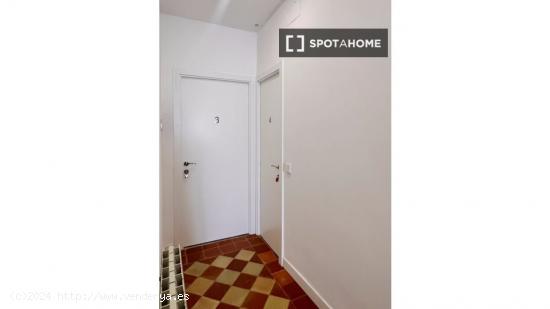 Se alquila habitación en piso de 4 dormitorios en Ópera, Madrid - MADRID