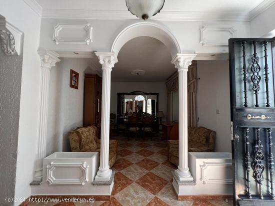 ENCANTO Y ESPACIO EN UNA CASA DE PUEBLO CON PERSONALIDAD - BADAJOZ