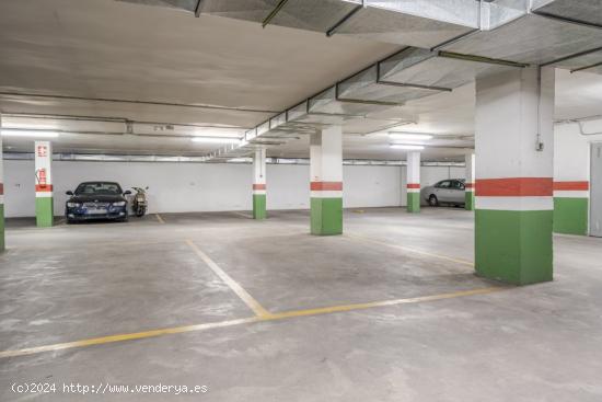 SE VENDEN 2 PLAZAS DE GARAJE. ZONA FORUM. 38.000 EUROS. - GRANADA