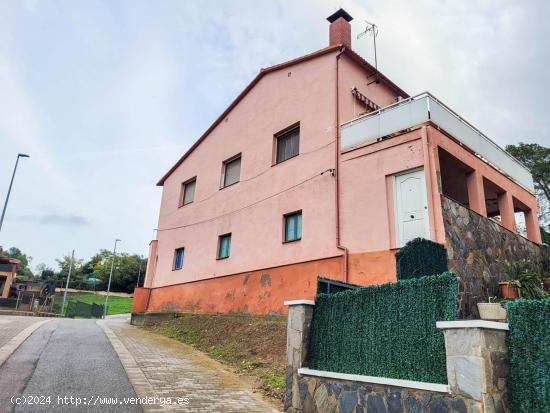 Casa con dos viviendas en urbanización Costa Blanca Castellbisbal muy cerca de Martorell - BARCELON