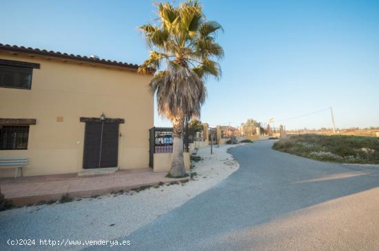 FANTÁSTICO CHALET ADOSADO EN ALQUILER EN SALINAS - ALICANTE