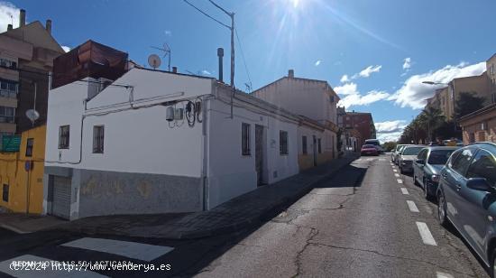 VENTA DE CASA CON TERRAZA EN ALDEA MORET - CACERES