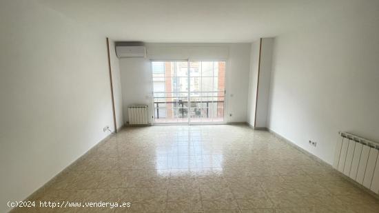  AMPLIO PISO DE 3 HABITACIONES CON PARQUING Y TRASTERO INCLUIDO. - BARCELONA 