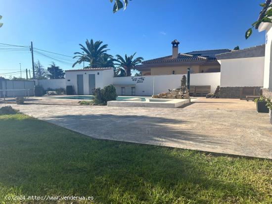 Chalet de 3 dormitorios con piscina en el Almendral - CADIZ