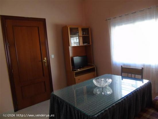 Apartamento en planta baja con un dormitorio, aire acondicionado y cocina office. Situado junto Aven